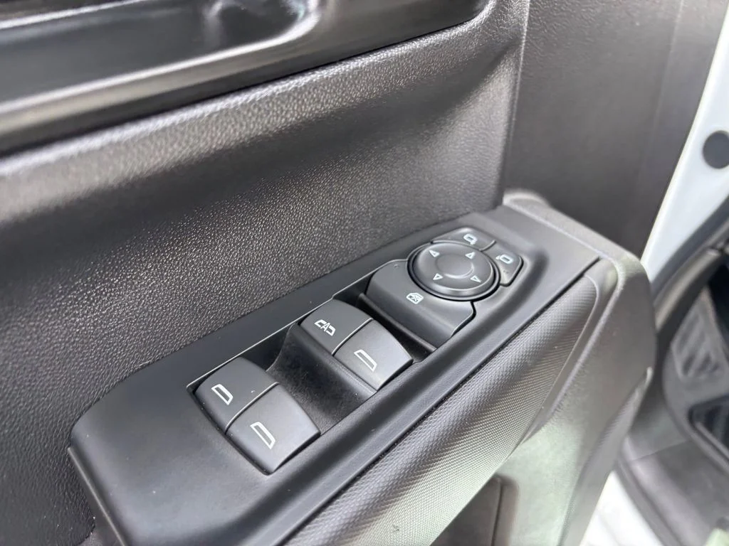 Used 2025 White Chevrolet Custom image 21