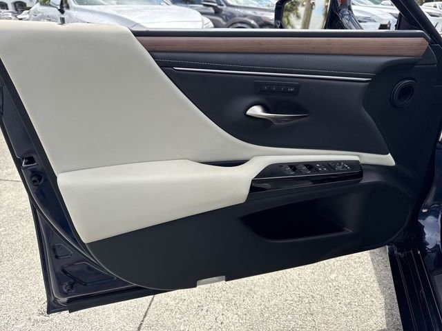 2025 Lexus ES 350 - Photo 13