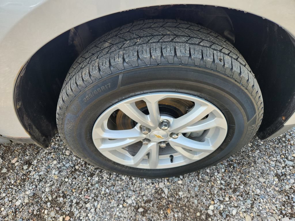 Used 2016 SILVER ICE METALLIC Chevrolet LT image 25