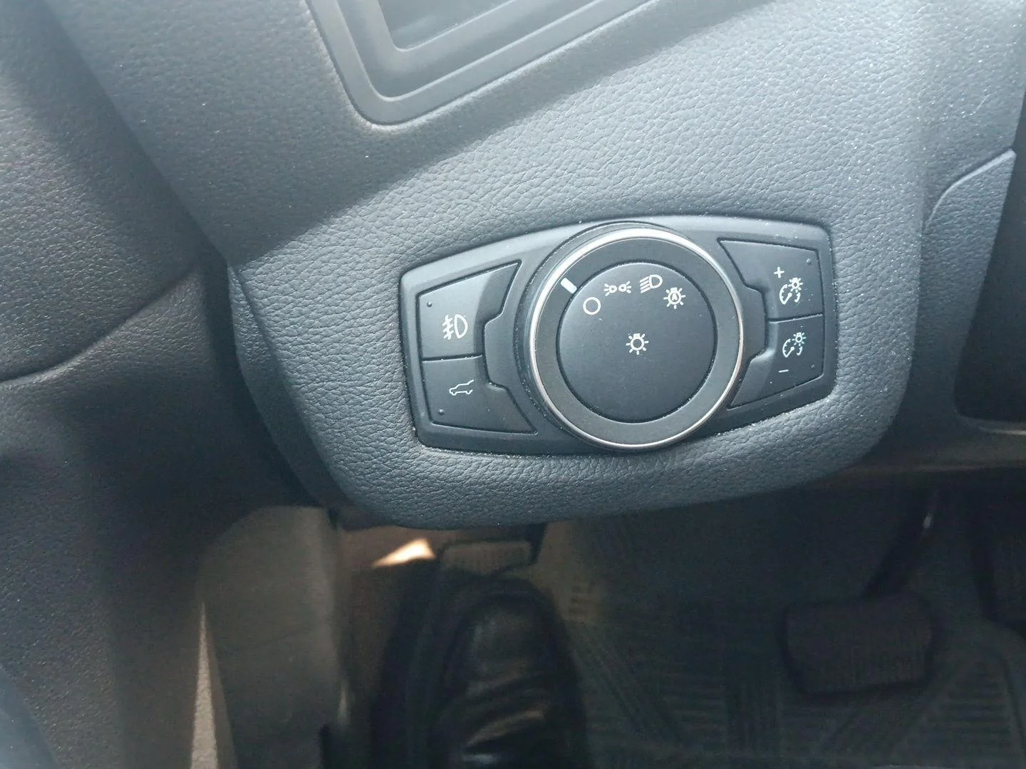 Used 2019 Oxford White Ford SE image 21