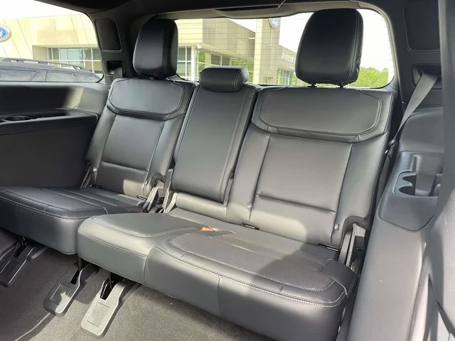 New 2027 Star White Metallic Tri-Coat Ford Platinum image 13