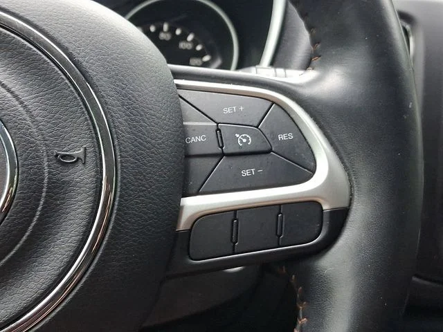 Used 2018 Silver Jeep Latitude image 22