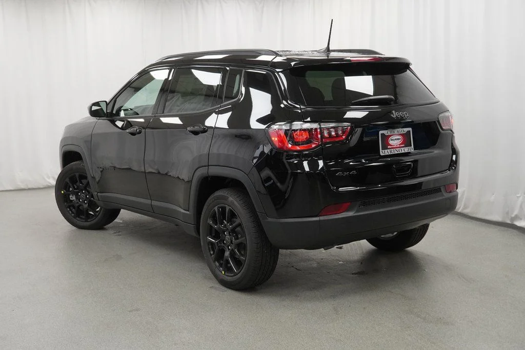 New 2026 Diamond Black Crystal Pearlcoat Jeep Latitude image 13