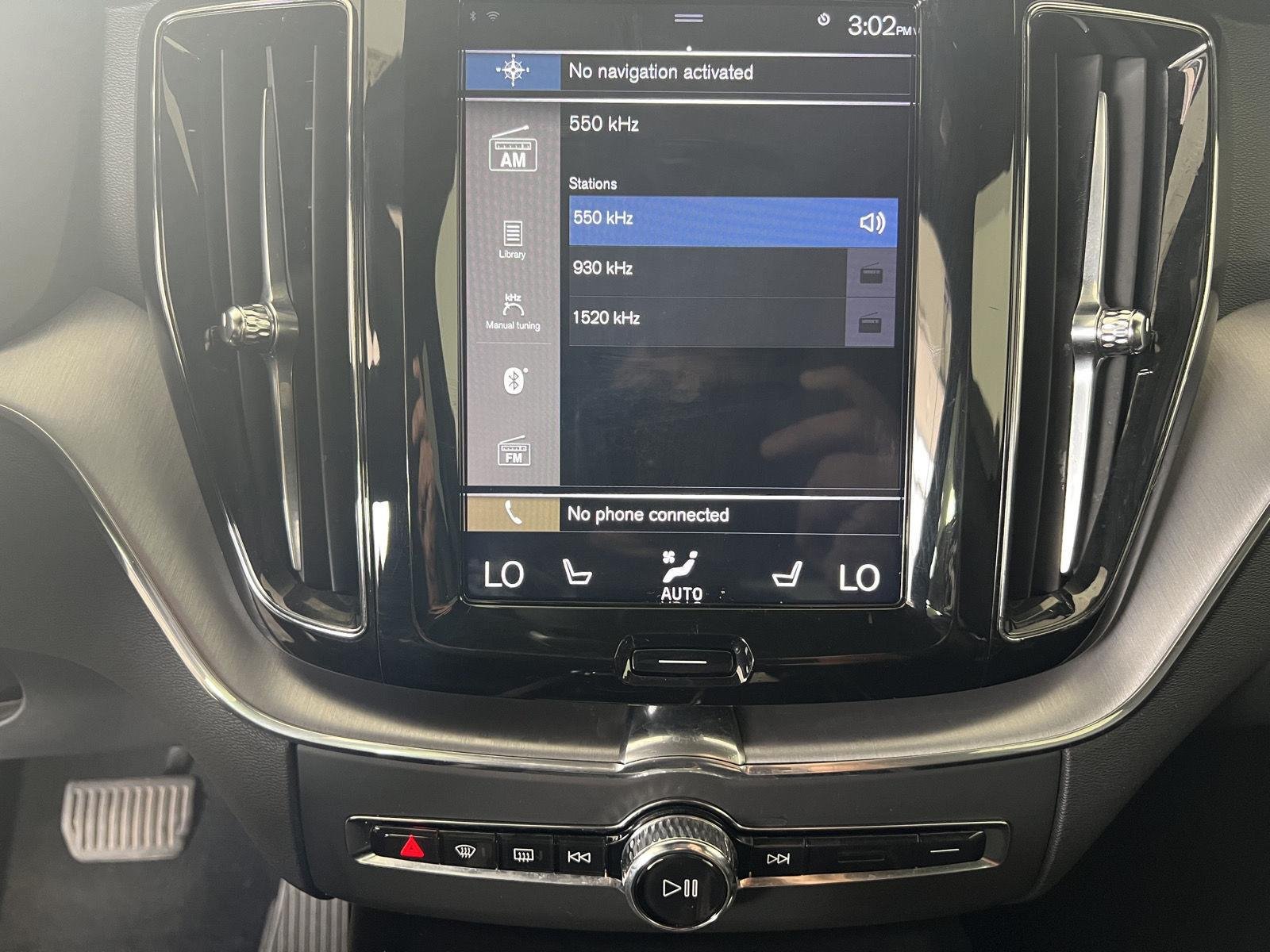 Used 2020 Onyx Black Metallic Volvo Momentum image 16