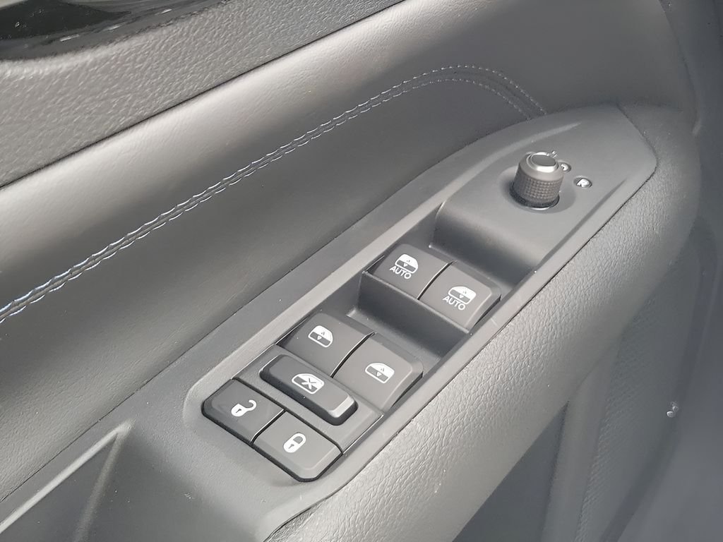 New 2026 Bright White Clear-Coat Exterior Paint Jeep Latitude image 33