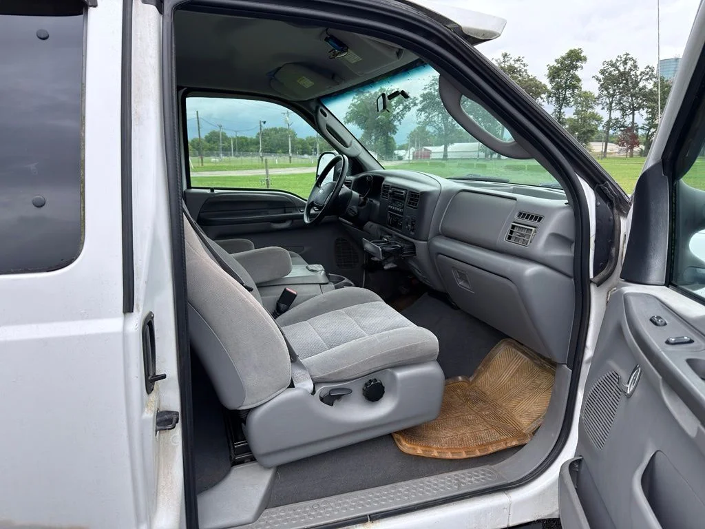 Used 2004 White Ford  image 25