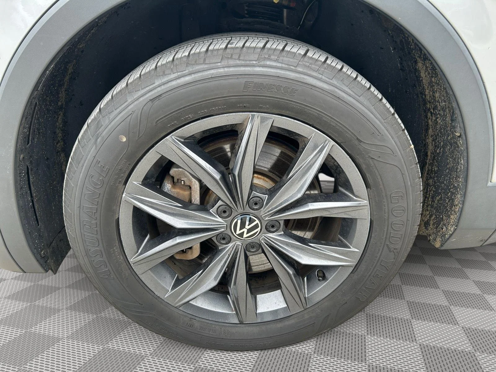 Certified Used 2022 SILVER Volkswagen SE image 21