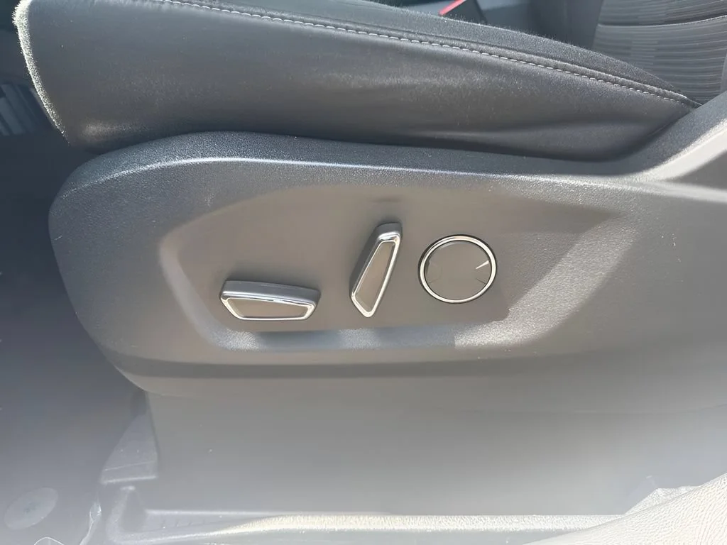 Used 2018  Ford SEL image 10