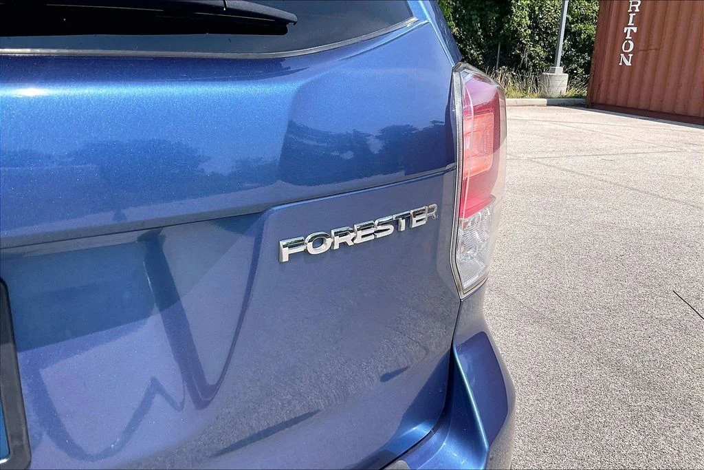 Used 2018 Blue Subaru 2.5i Premium image 31