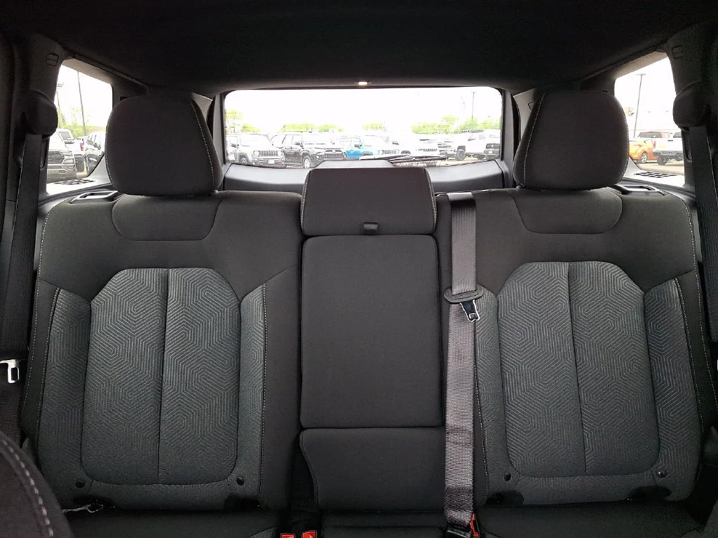 New 2026 Bright White Clear-Coat Exterior Paint Jeep Laredo image 14