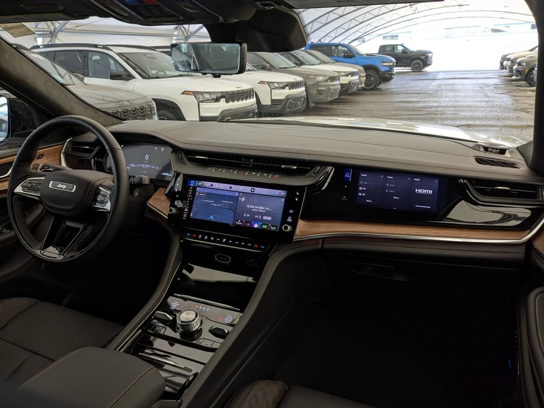 New 2026 White Jeep Summit - - 4x4 - Pano Sunroof - Palermo Lthr - Head-Up Display - Night Vision & More! image 34
