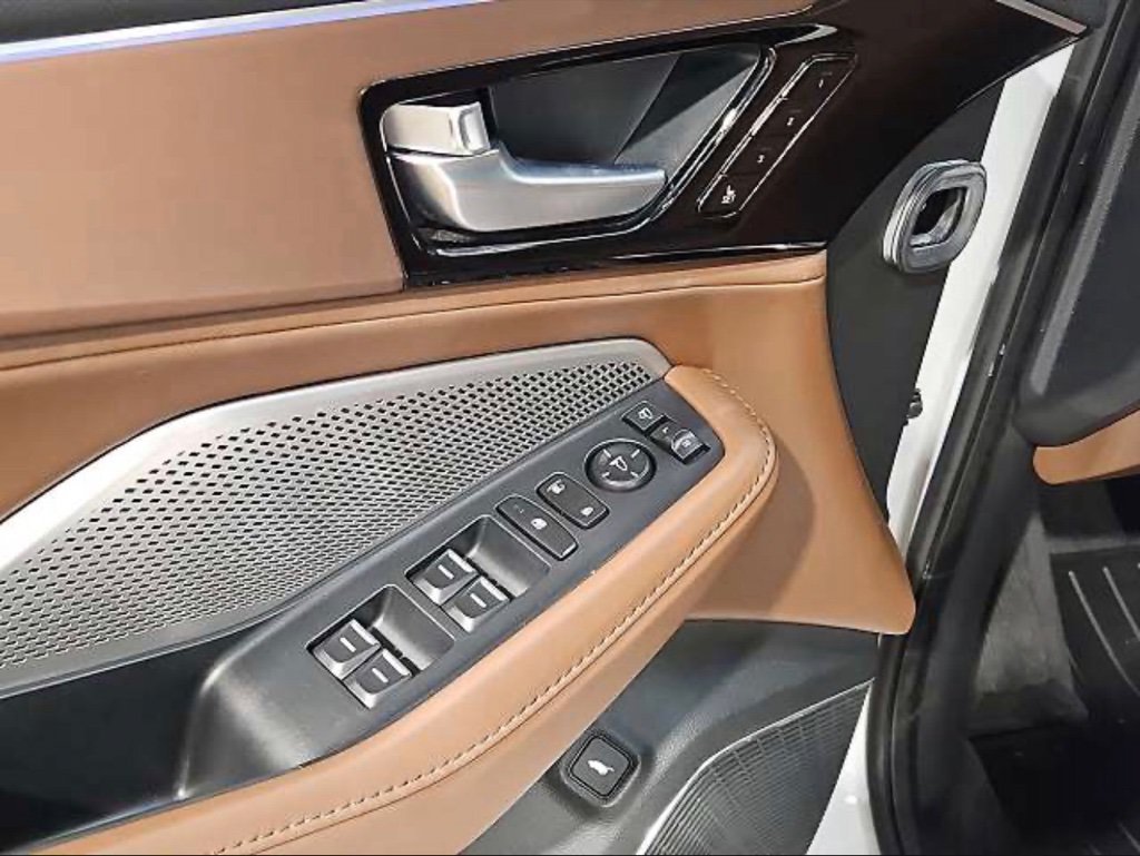 Used 2024 Platinum White Pearl Acura w/Technology Package image 4