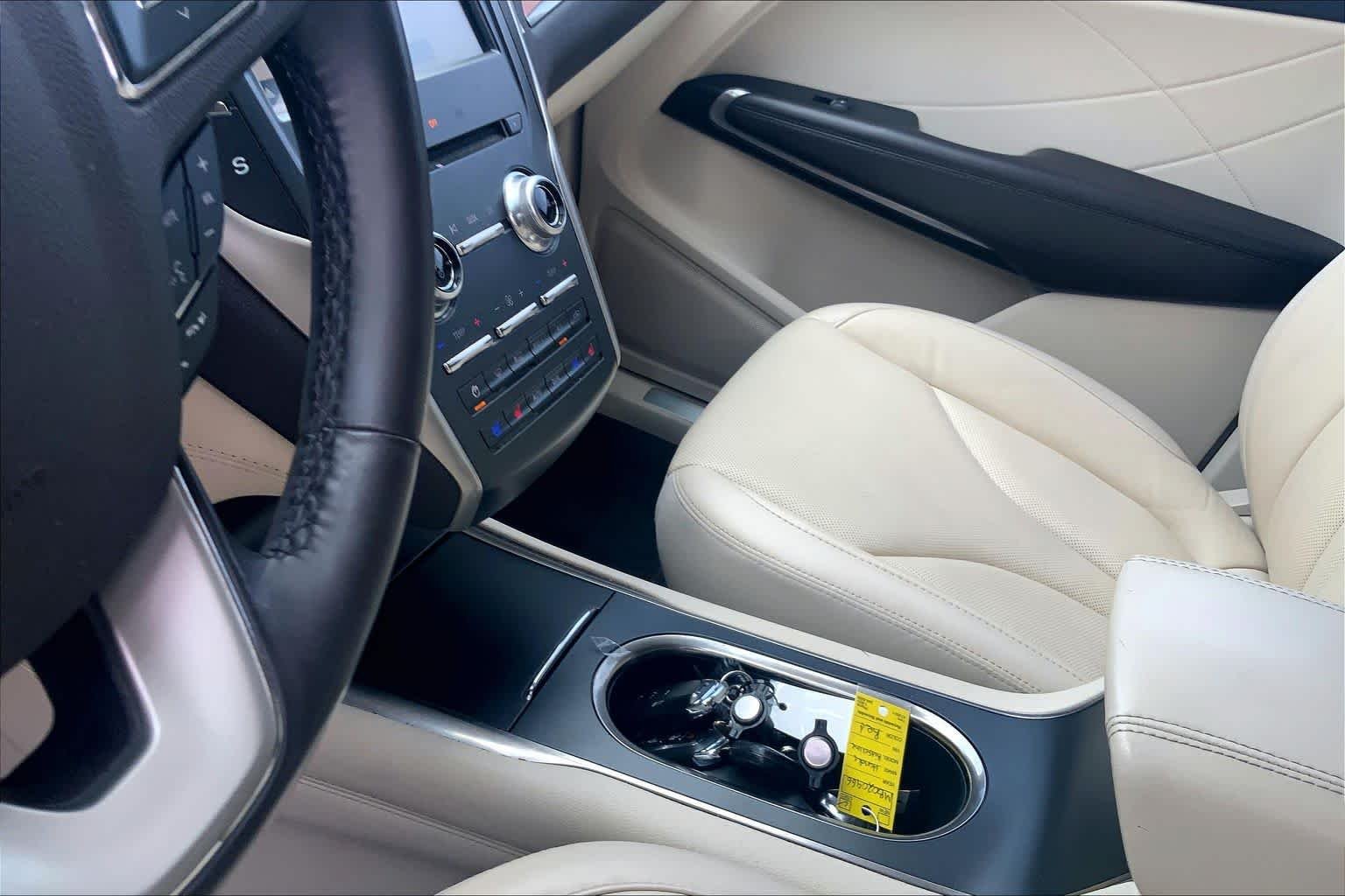 Used 2016 White Platinum Metallic Tri-Coat Lincoln Reserve image 16