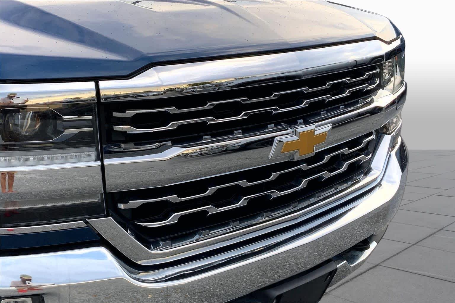 Used 2018 Deep Ocean Blue Metallic Chevrolet LTZ image 27