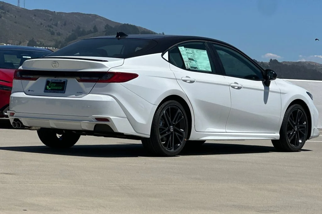 New 2026 Wind Chill Pearl with Midnight Black Metallic roof <sup>1</sup> Toyota  XSE image 4
