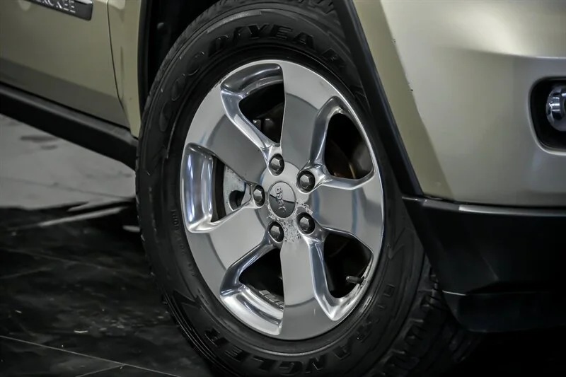 Used 2011 White Gold Clear Coat Jeep Limited image 3