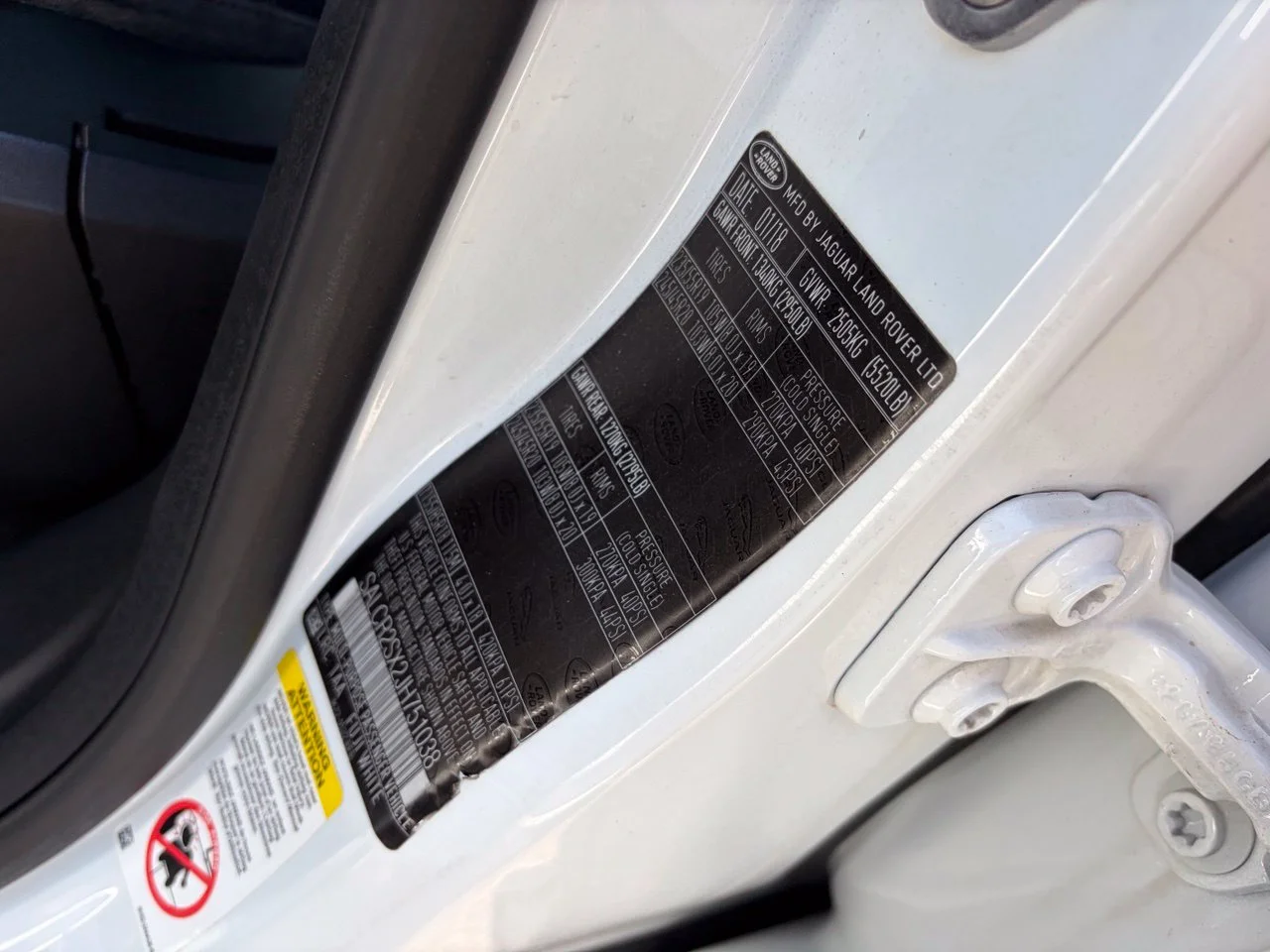 Used 2018 Fuji White Land Rover HSE image 9