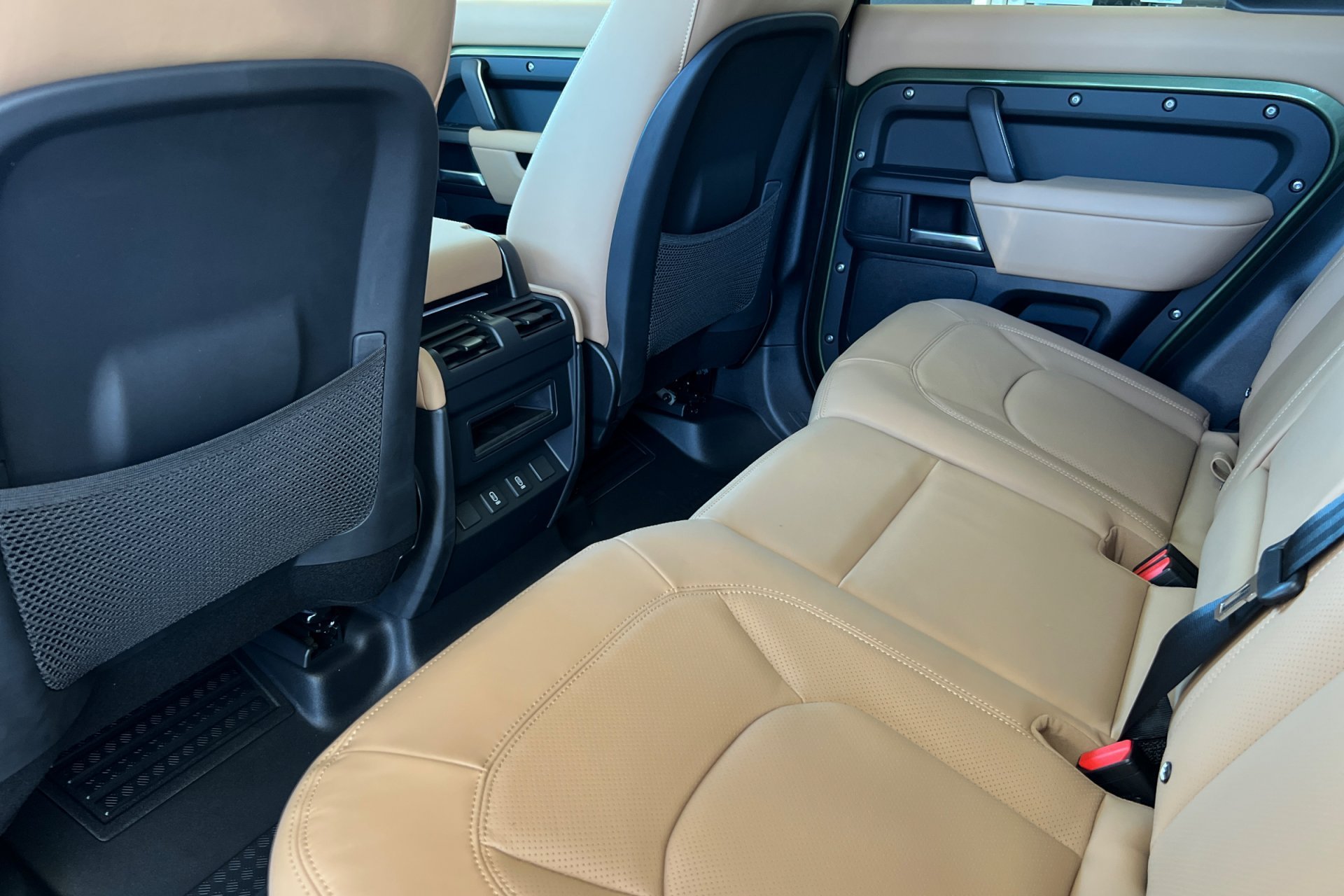 New 2026 Woolstone Green Land Rover X-Dynamic SE image 4