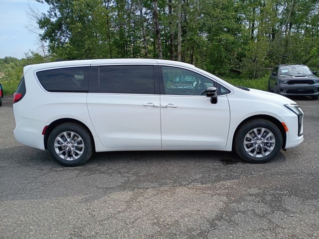 Used 2027 White Chrysler Select image 4
