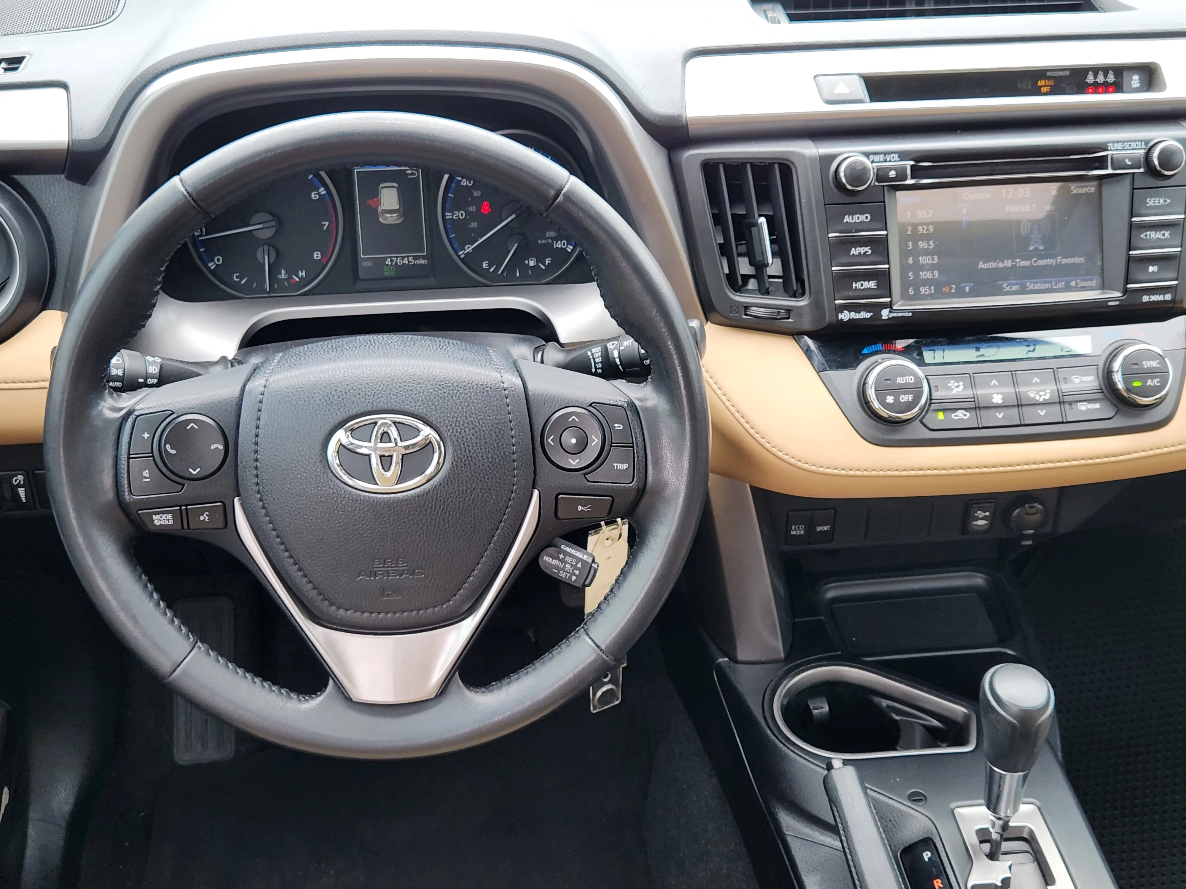 Used 2017  Toyota XLE image 25