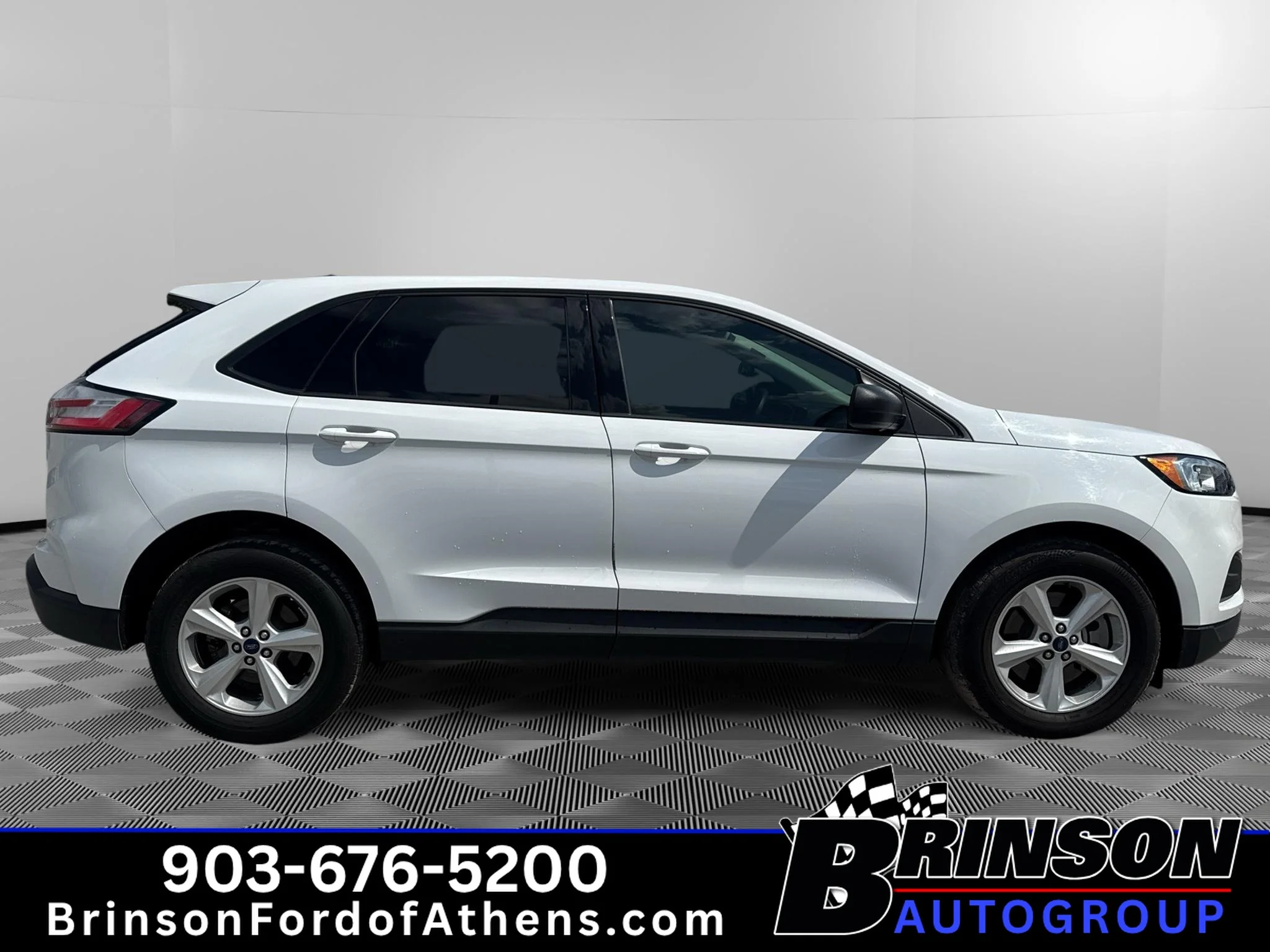 Used 2021 Oxford White Ford SE image 4