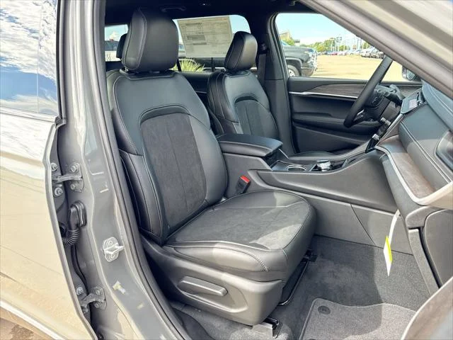 New 2027 Sting-Gray Clear-Coat Paint Jeep Laredo Altitude image 25