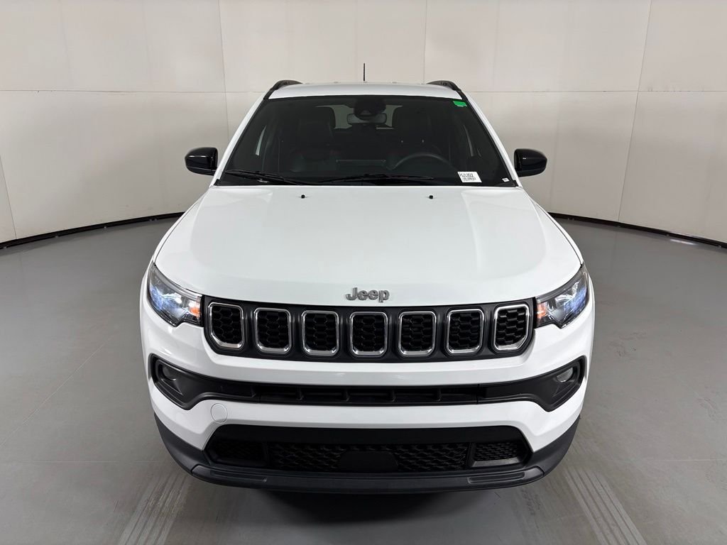 Used 2024 White Jeep Latitude image 3