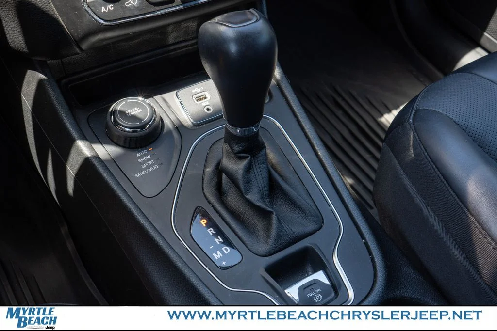 Certified Used 2022 Diamond Black Jeep Latitude Lux image 24