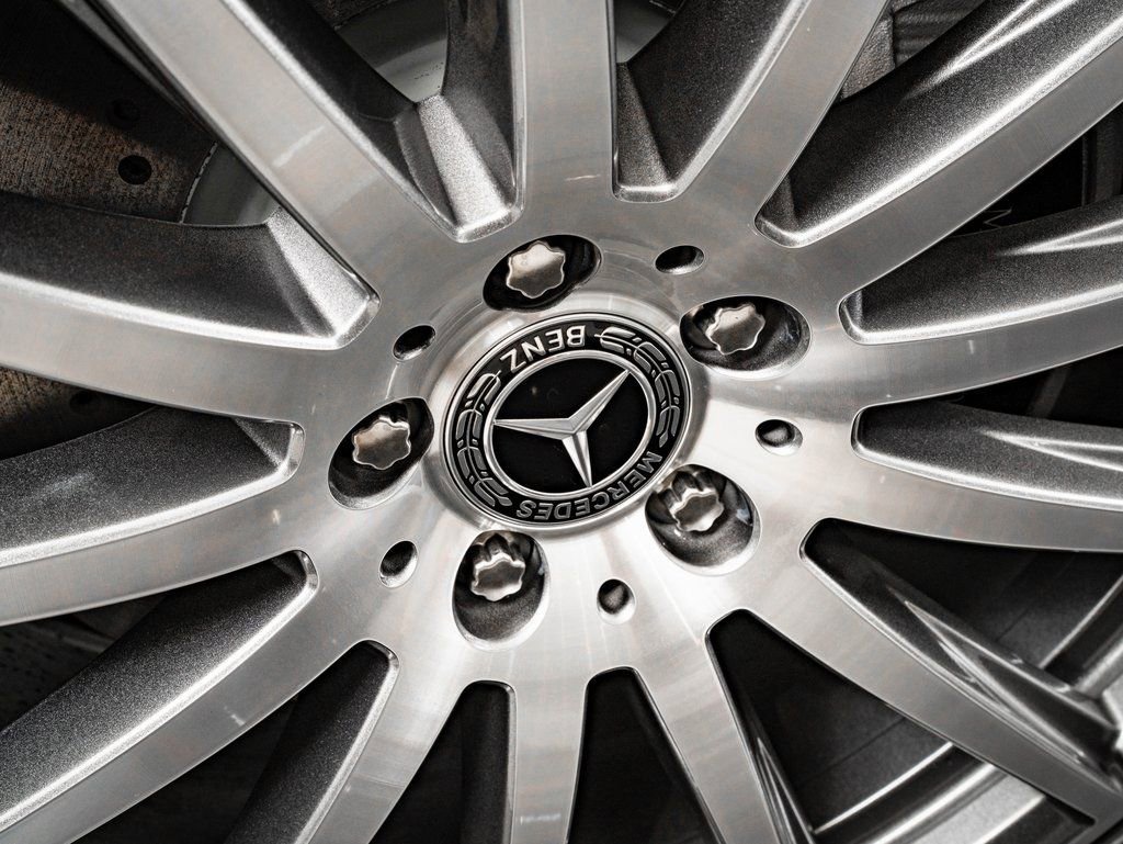 New 2026 MANUFAKTUR Moonlight White Metallic Mercedes-Benz GLS 450 image 8