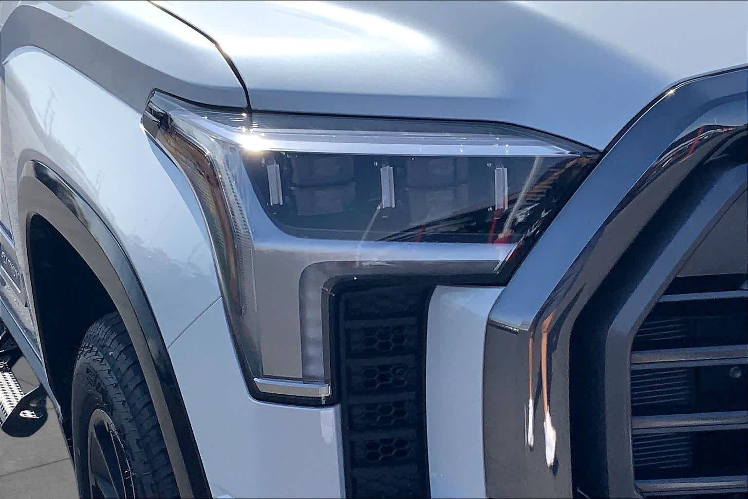 New 2026 Wind Chill Pearl Toyota Platinum image 13