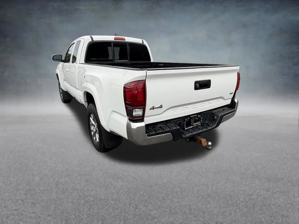 Used 2018 White Toyota SR5 image 3