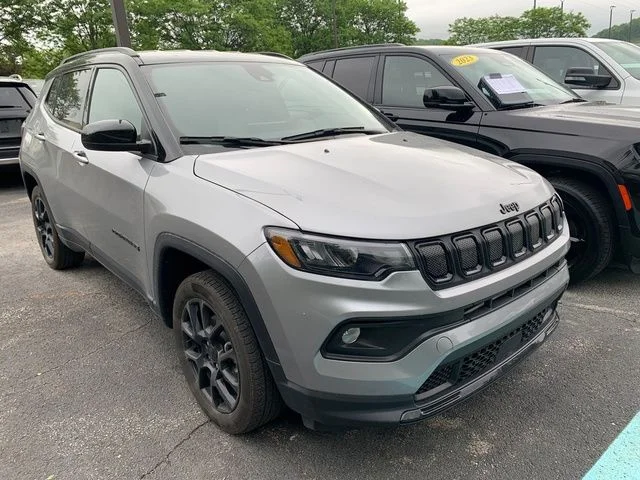 Certified Used 2022 Silver Jeep Latitude image 9