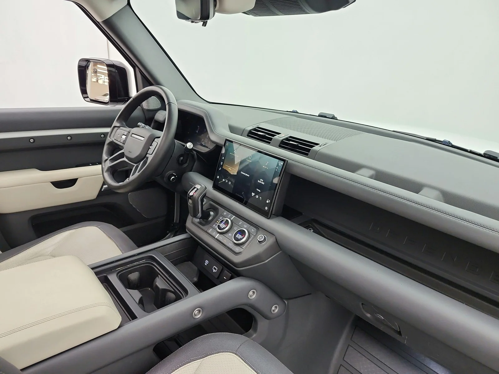 Used 2024 Fuji White Land Rover 130 P400 X-Dynamic SE image 19