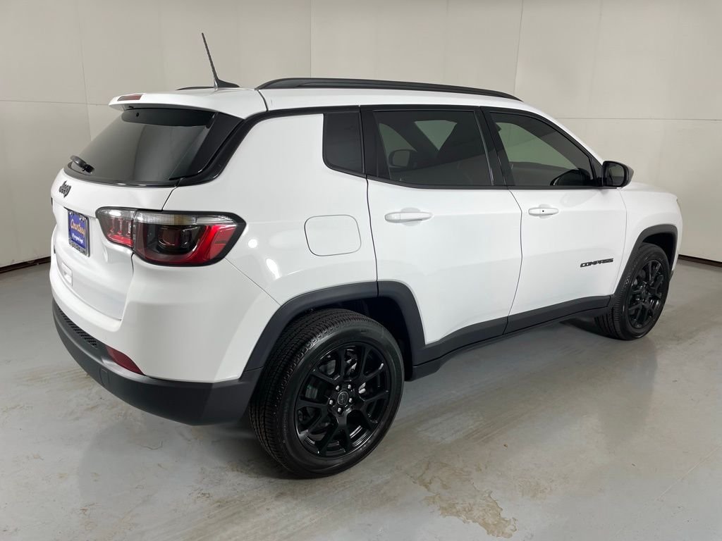 New 2026 Bright White Clearcoat Jeep Latitude image 8