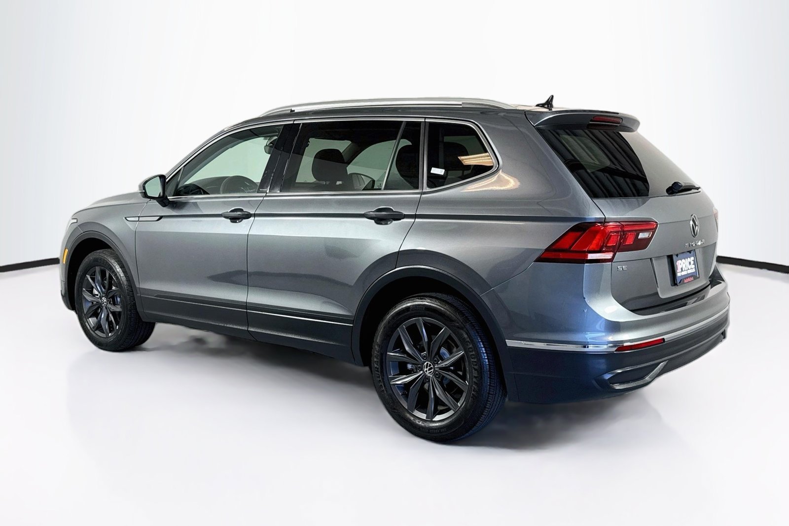 Used 2023 Platinum Gray Metallic Volkswagen SE image 7