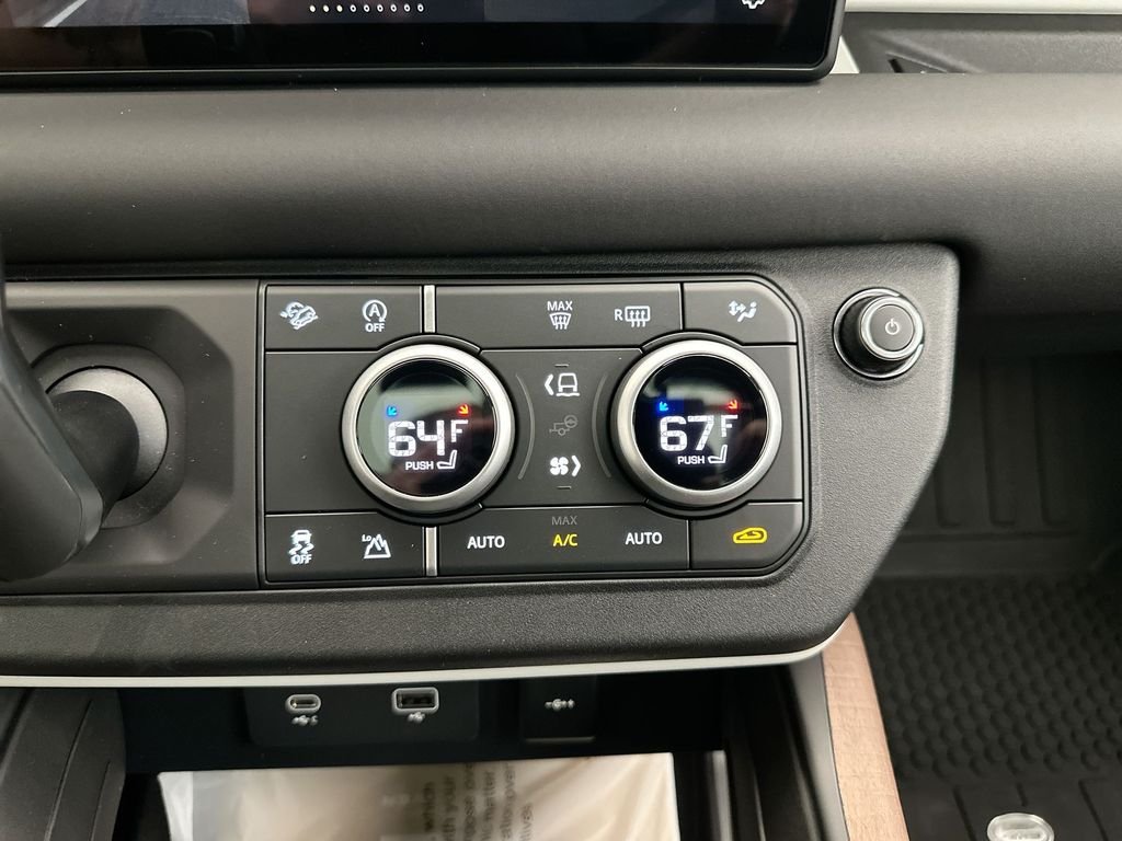 Used 2024  Land Rover S image 10