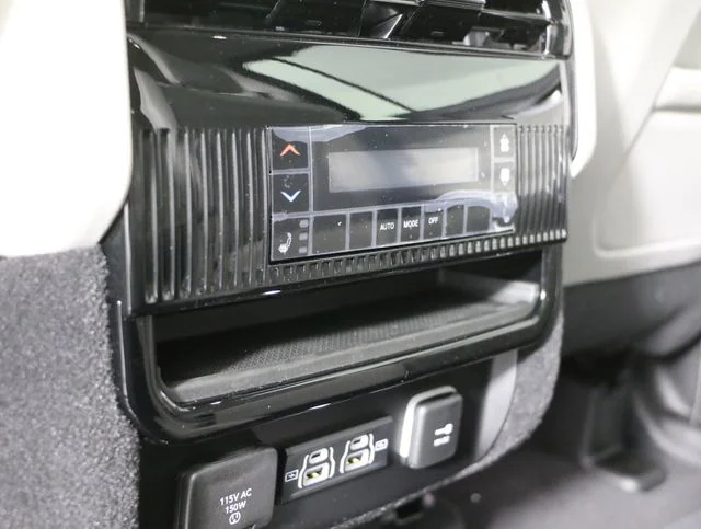2024 Jeep Wagoneer L Series III - Photo 12