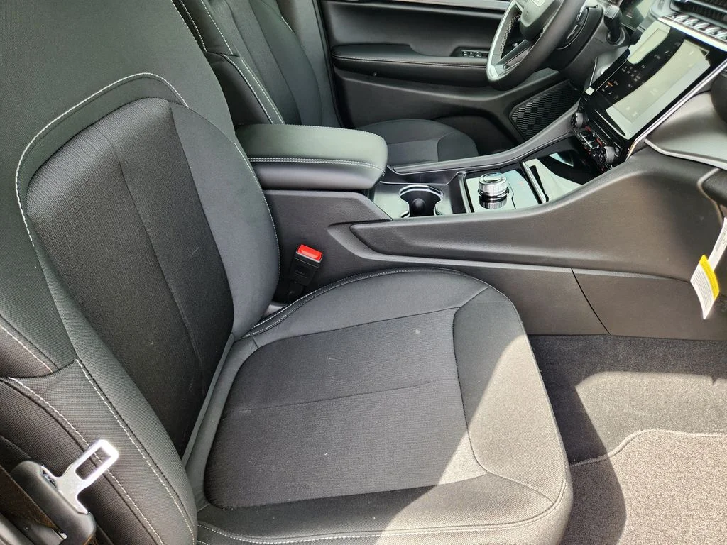 New 2026 Diamond Black Crystal Pearl-Coat Exterior Paint Jeep Laredo image 9