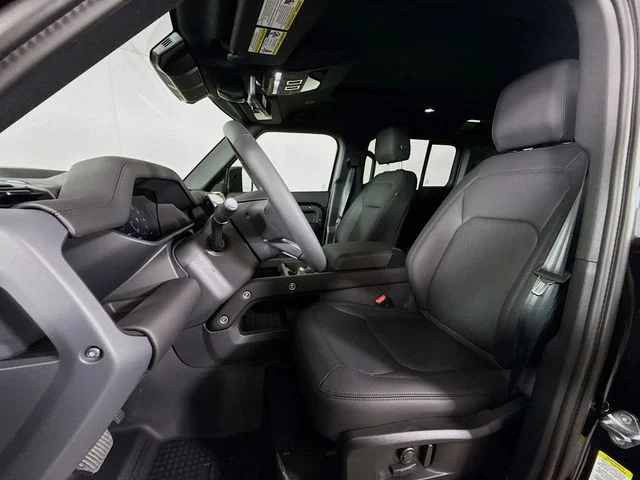 New 2026 Santorini Black Metallic Land Rover X-Dynamic SE image 11