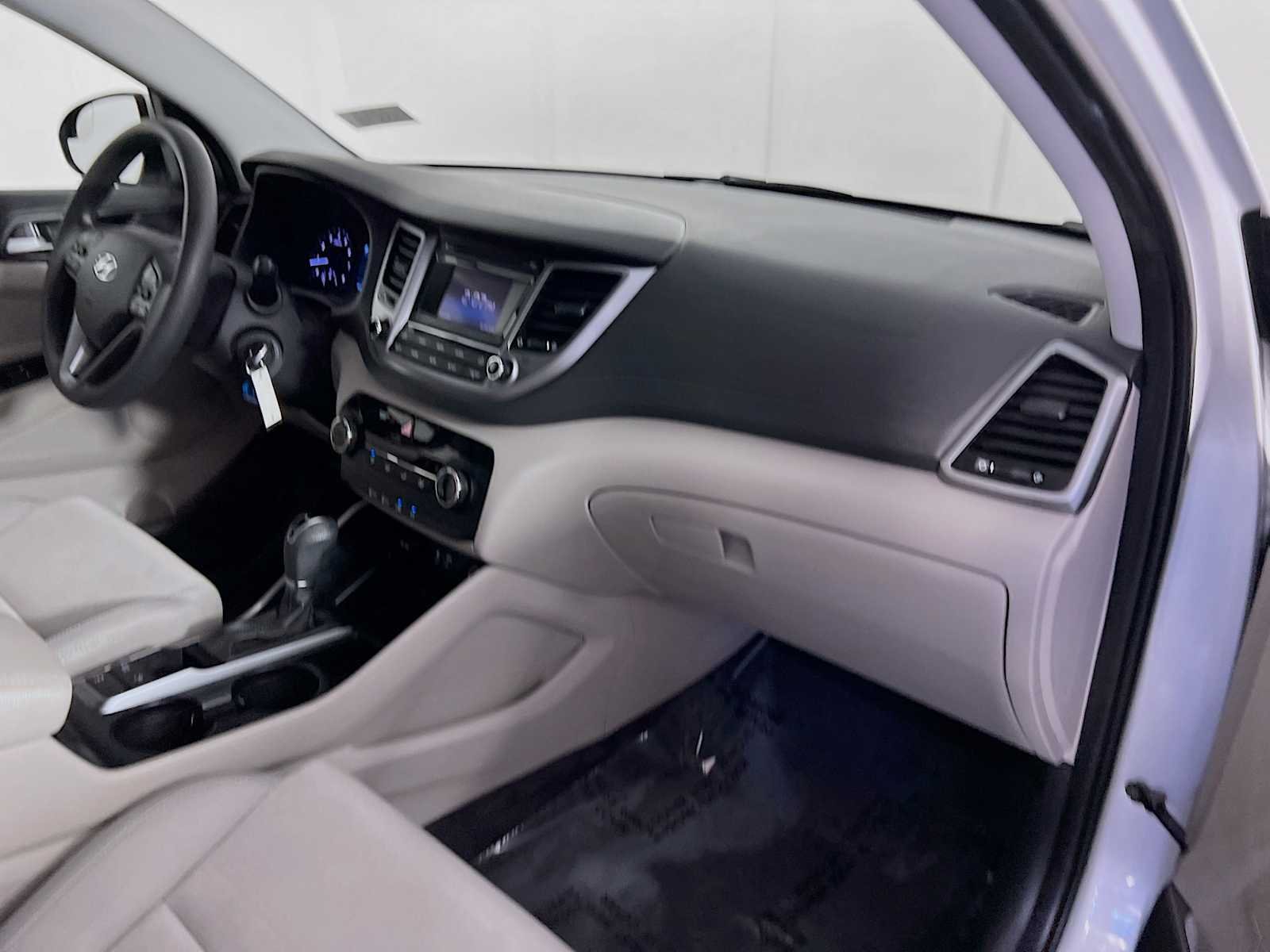 Used 2017 Molten Silver Hyundai SE image 27