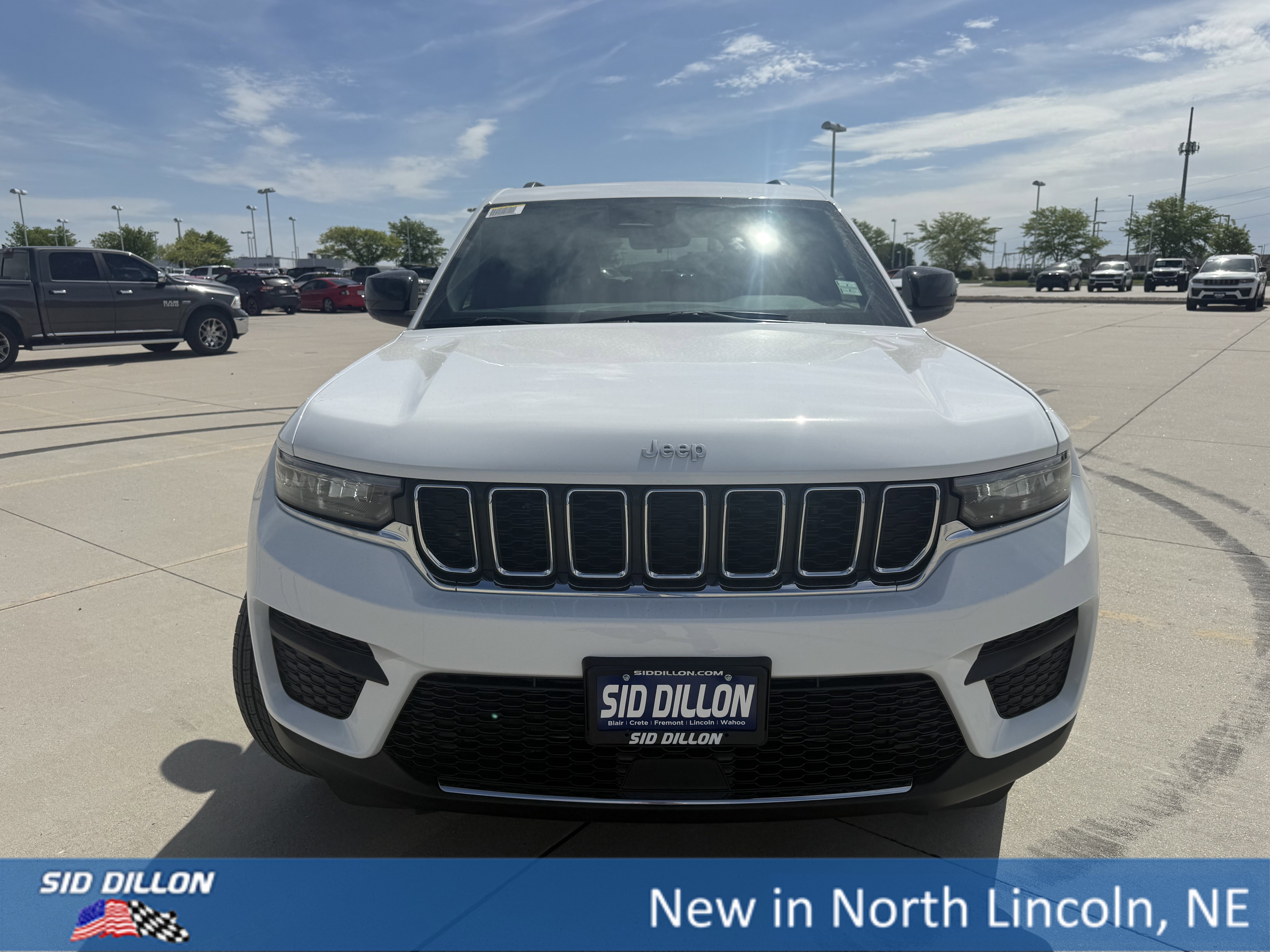 New 2026 Bright White Clear-Coat Exterior Paint Jeep Laredo image 3