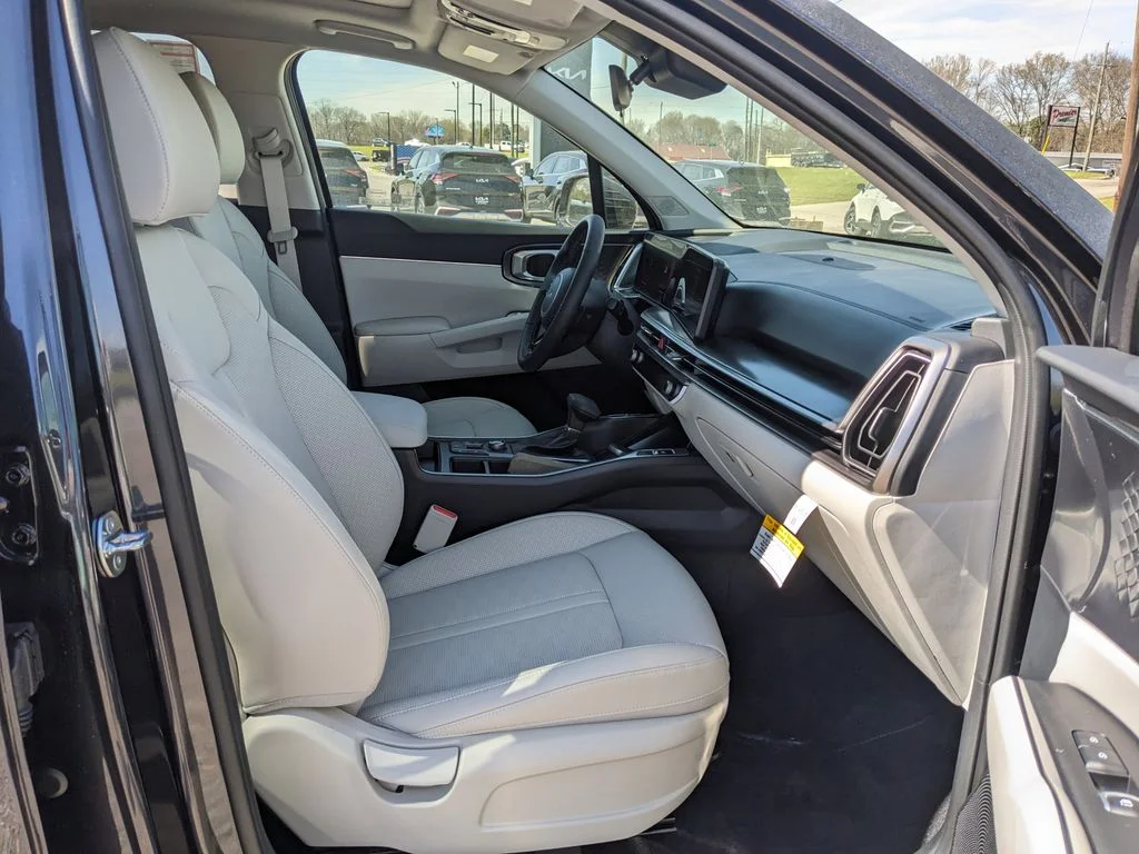 2025 Kia Sorento S - Photo 13