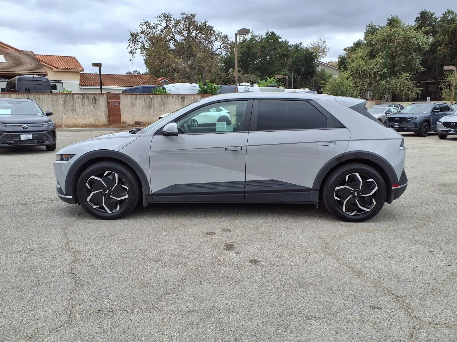 Used 2024 Gray Hyundai SE Standard Range image 3