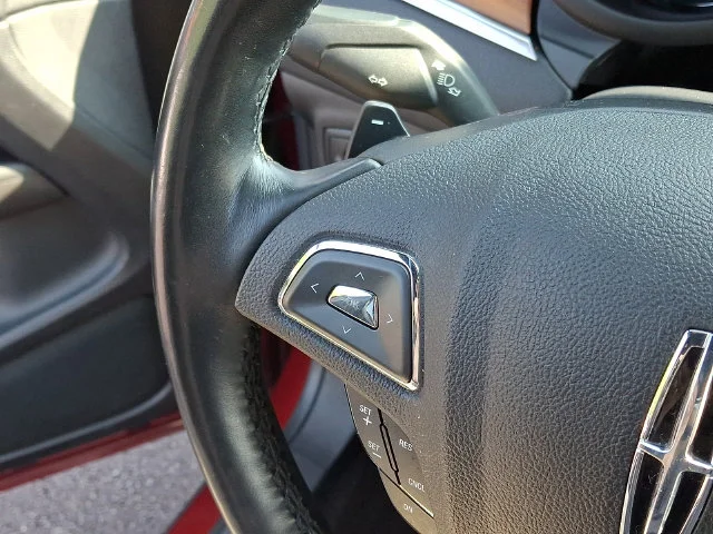 Used 2019 Red Lincoln Reserve image 21