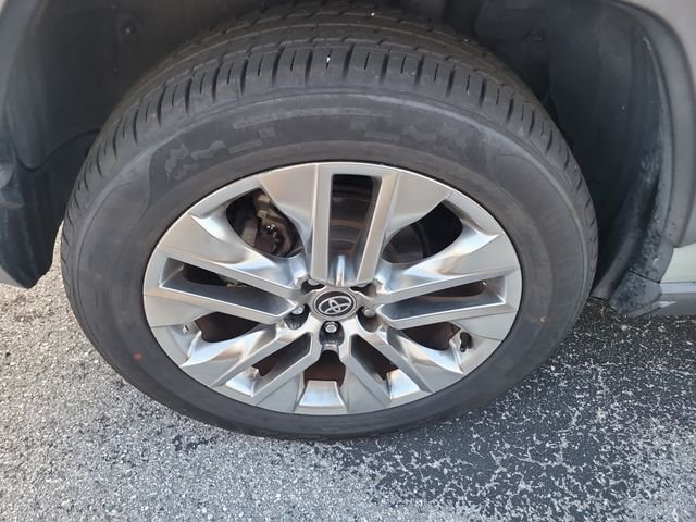 Used 2021  Toyota XLE Premium image 6