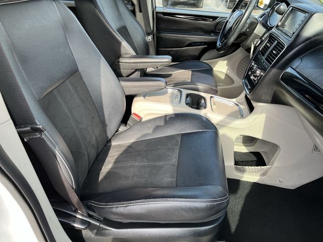 Used 2019 White Dodge SXT image 27