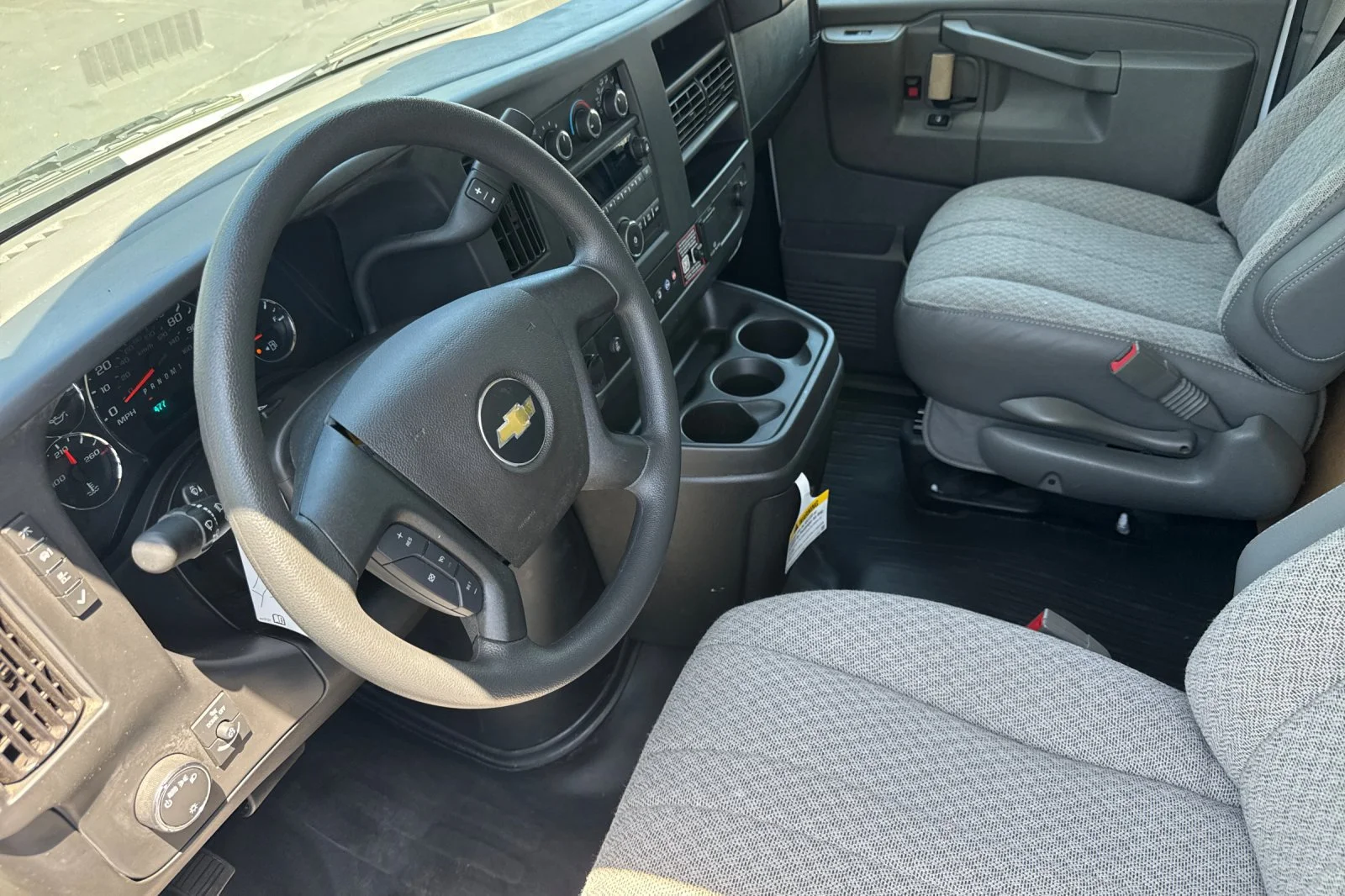 2025 Chevrolet Express Cutaway 3500 1WT view 9