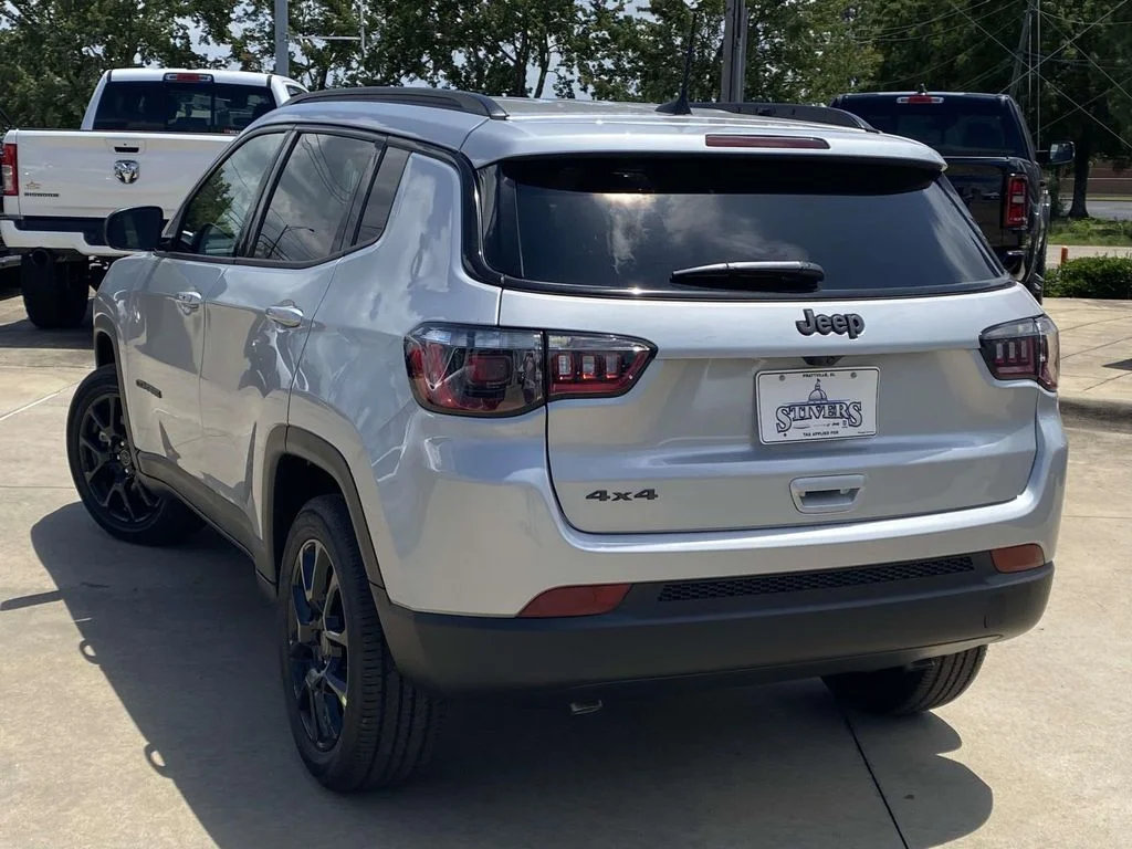 New 2026 Silver Zynith Metallic Clear-Coat Exterior Paint Jeep Latitude Altitude image 4