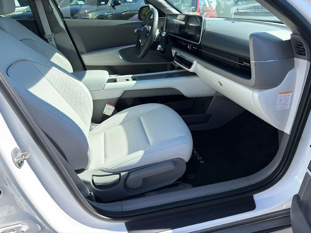 Used 2024 White Hyundai SEL image 13