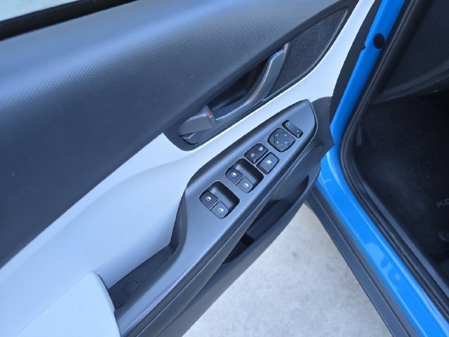 Used 2022 Blue Hyundai SE image 11
